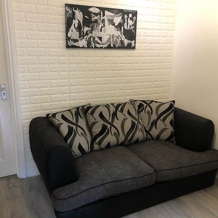 Double Room With Private Bathroom In A 2-Bedrooms House لندن المظهر الخارجي الصورة